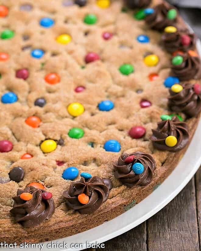 https://www.thatskinnychickcanbake.com/wp-content/uploads/2011/11/Chocolate-Chip-Cookie-Cake-with-MMs-4.jpg