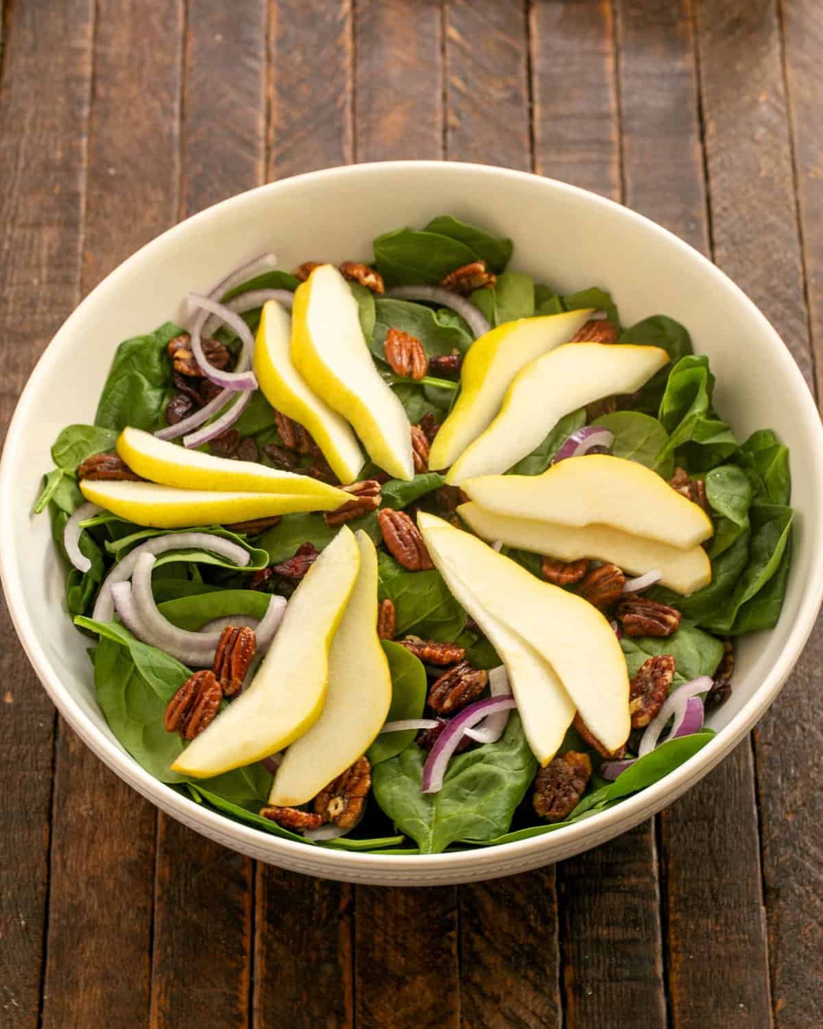 https://www.thatskinnychickcanbake.com/wp-content/uploads/2013/11/Spinach-and-Pear-Salad-Step-3-scaled.jpg